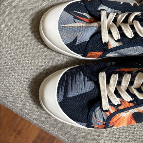 Tommy Bahama Cove Island Blue Navy Floral canvas Sneaker Size 9. Never worn - Picture 3 of 8